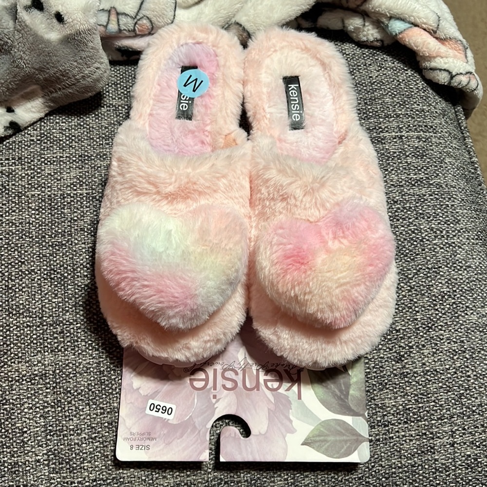 NWT Kensie Memory Foam Slippers
